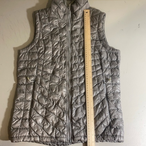 The North Face ThermoBall Silver Puffer Vest Women’s Small Lightweight Quilted - Picture 3 of 13